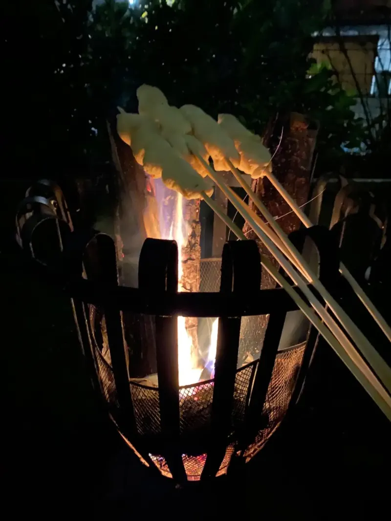 Süßes Stockbrot am Feuer abends