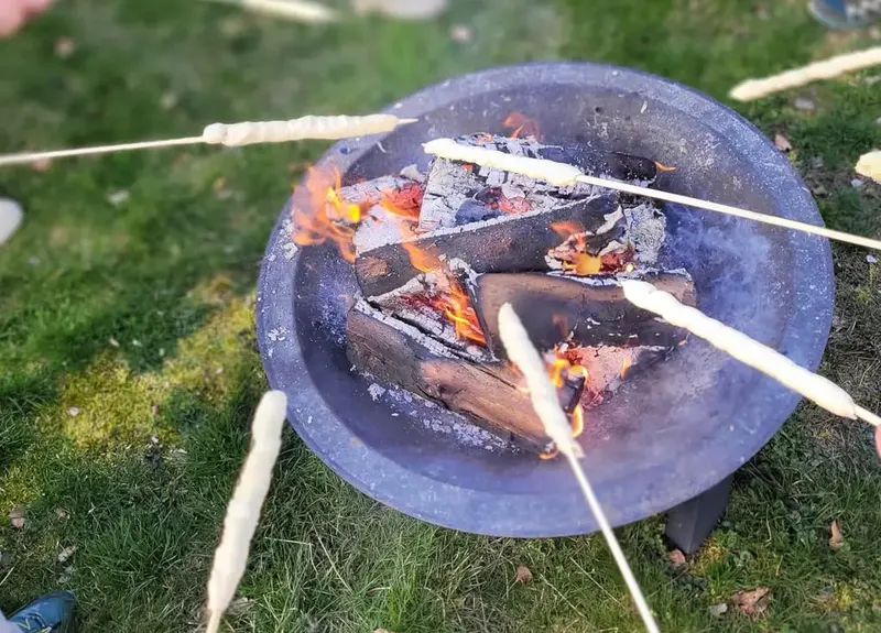 Stockbrot ohne Hefe – schnell gebacken